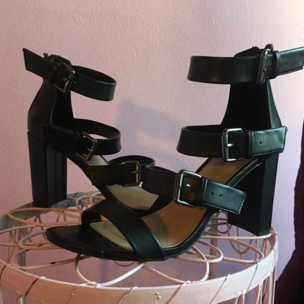 ✨Strappy Black Chunky Heels✨